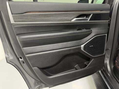 Used 2024 Jeep Wagoneer Series II w/ Flexible Seating Group image 20