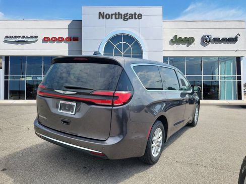 Used 2023 Chrysler Pacifica Touring-L FWD image 4