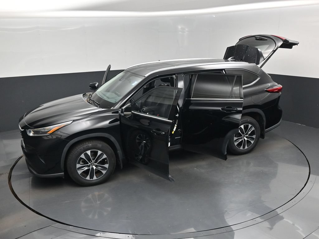 Used 2021 Toyota Highlander XLE AWD/4WD image 20