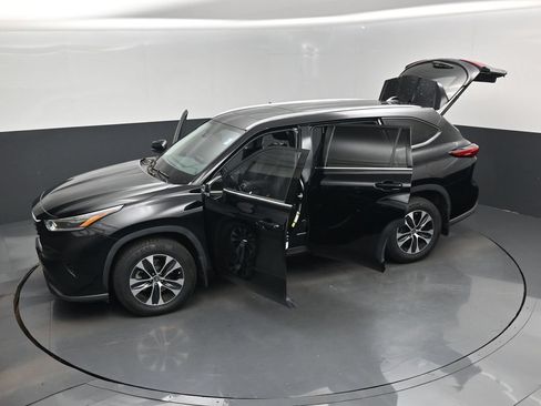Used 2021 Toyota Highlander XLE AWD/4WD image 20