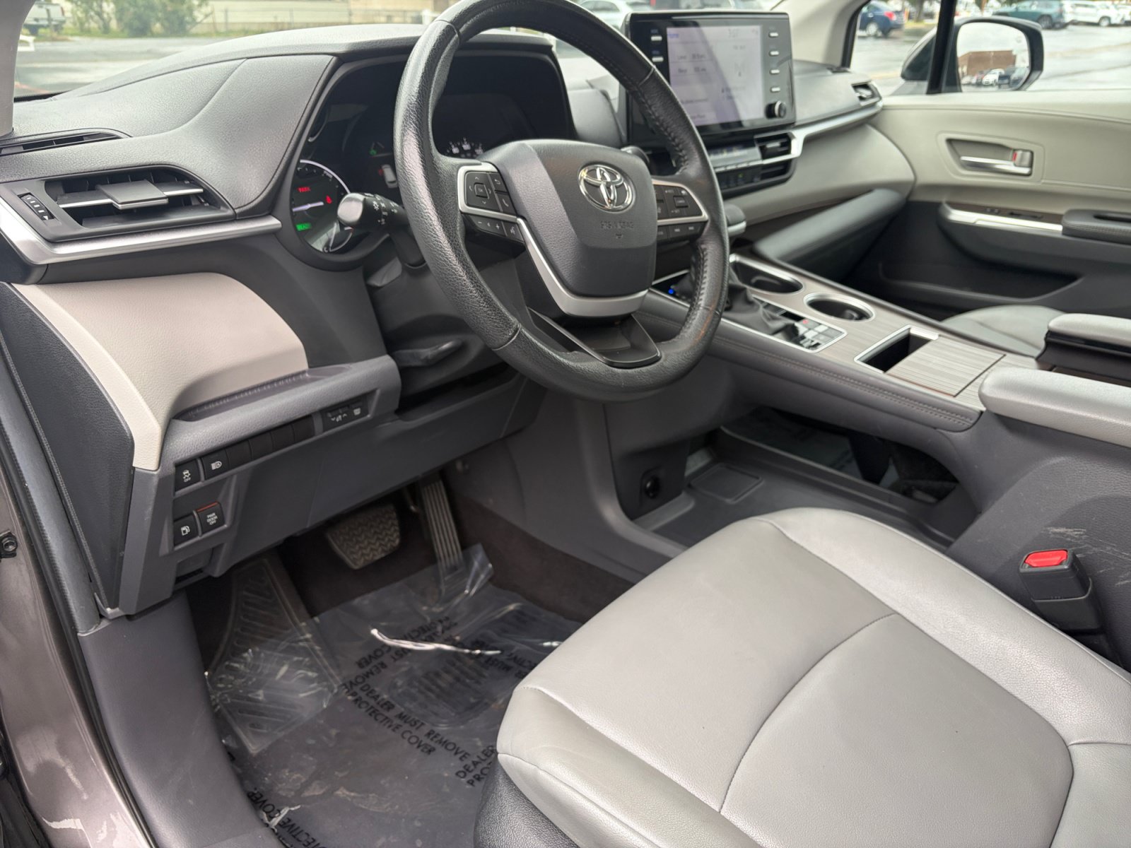 Used 2024 Toyota Sienna XLE FWD image 10