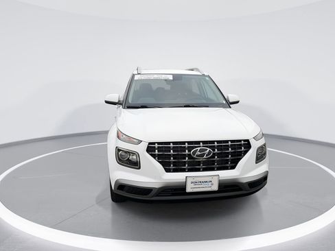 Used 2024 Hyundai Venue SEL FWD image 3