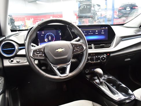 Used 2025 Chevrolet Trax LT w/ LT Convenience Package FWD image 8