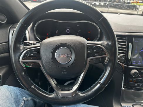 Used 2019 Jeep Grand Cherokee Laredo image 11