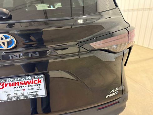 Used 2023 Toyota Sienna XLE AWD/4WD image 15