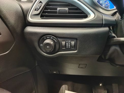 Used 2025 Chrysler Pacifica Select image 22