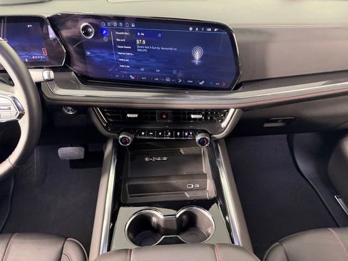 Used 2025 Chevrolet Suburban RST image 17