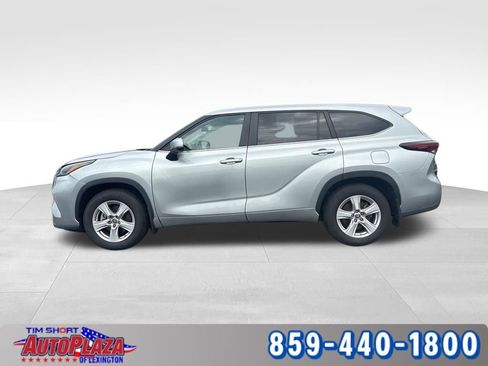 Used 2024 Toyota Highlander LE AWD/4WD image 12