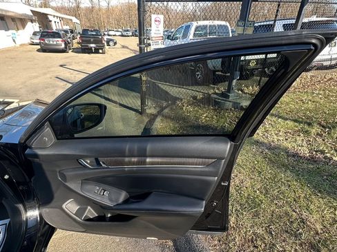 Used 2018 Honda Accord Touring image 34