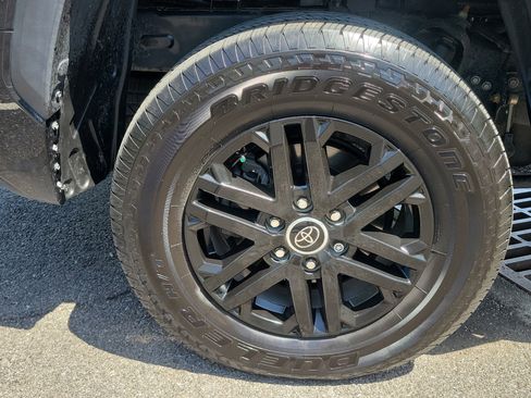 Used 2023 Toyota Tundra SR5 w/ SR5 Convenience Package AWD/4WD image 7