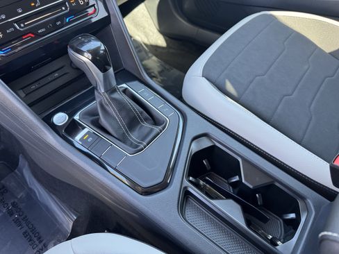 Used 2025 Volkswagen Taos SE image 29