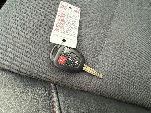 Used 2017 Toyota Camry SE image 21