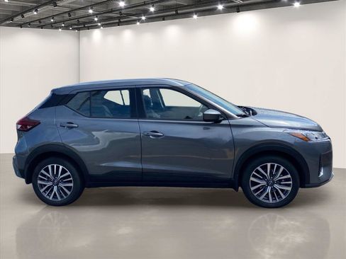 Used 2023 Nissan Kicks SV FWD image 8