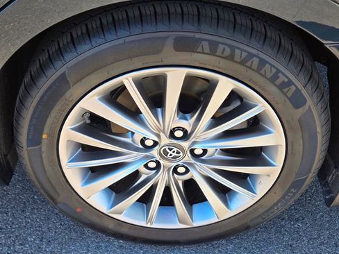 Used 2017 Toyota Avalon Limited image 11