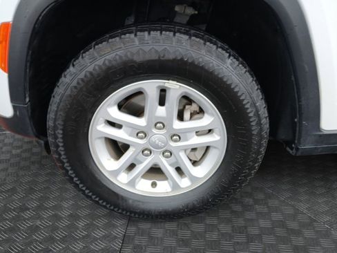 Used 2024 Jeep Grand Cherokee Laredo RWD image 23