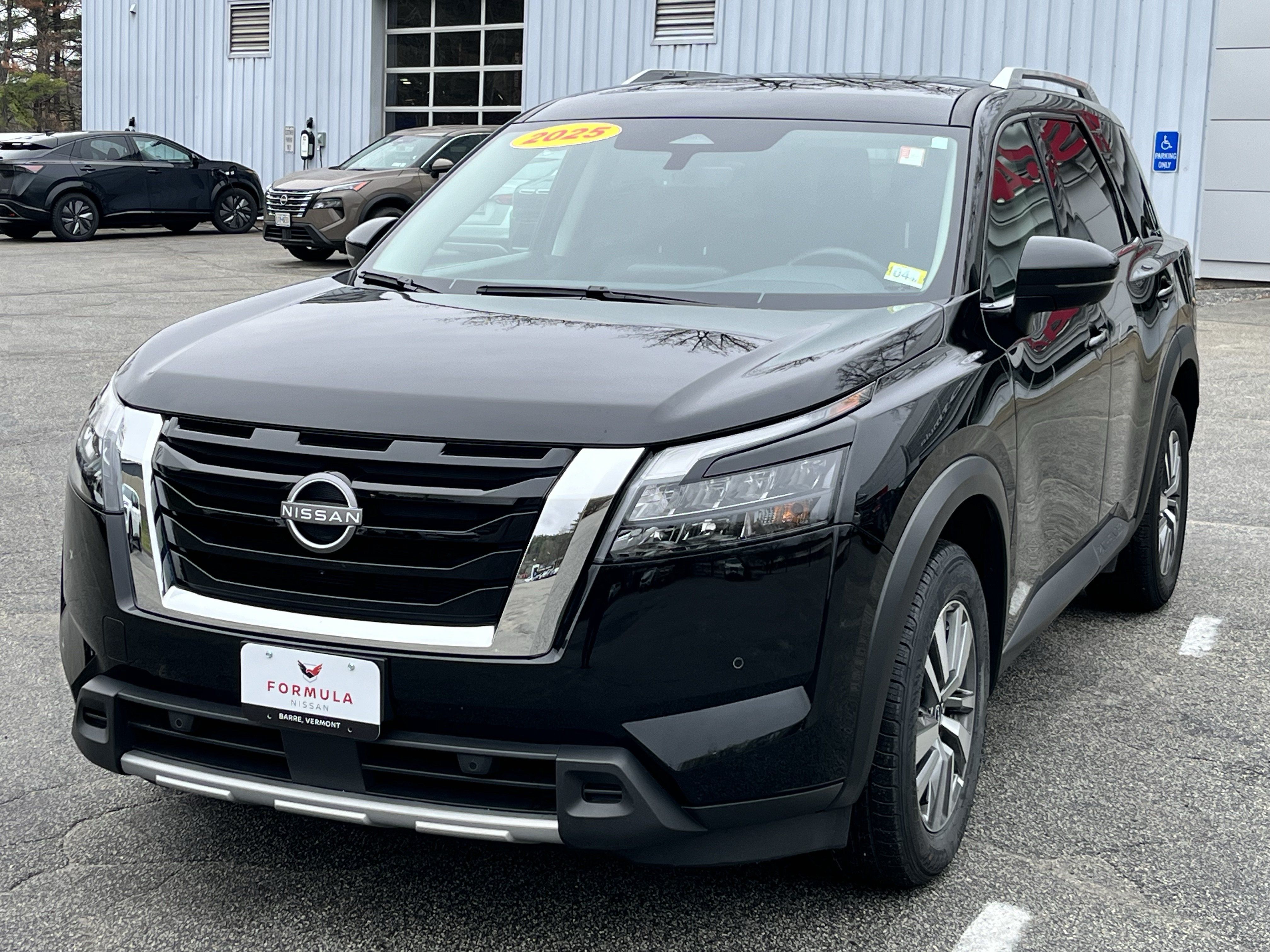 Used 2025 Nissan Pathfinder SL AWD/4WD image 3