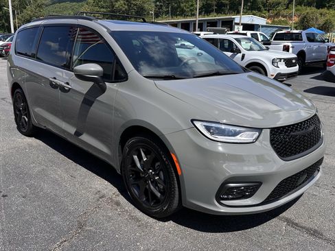 Used 2023 Chrysler Pacifica Touring-L w/ S Appearance Package AWD/4WD image 4