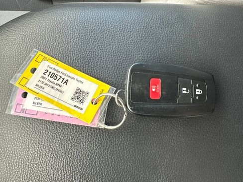 Used 2021 Toyota RAV4 XLE w/ XLE Grade Weather Package AWD/4WD image 50