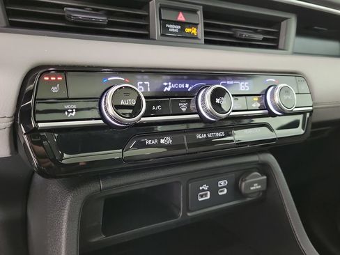 Used 2025 Honda Pilot Touring image 29
