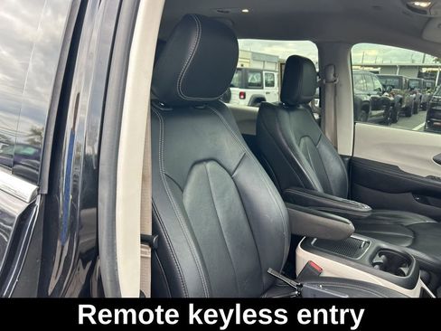 Used 2022 Chrysler Pacifica Touring-L FWD image 22