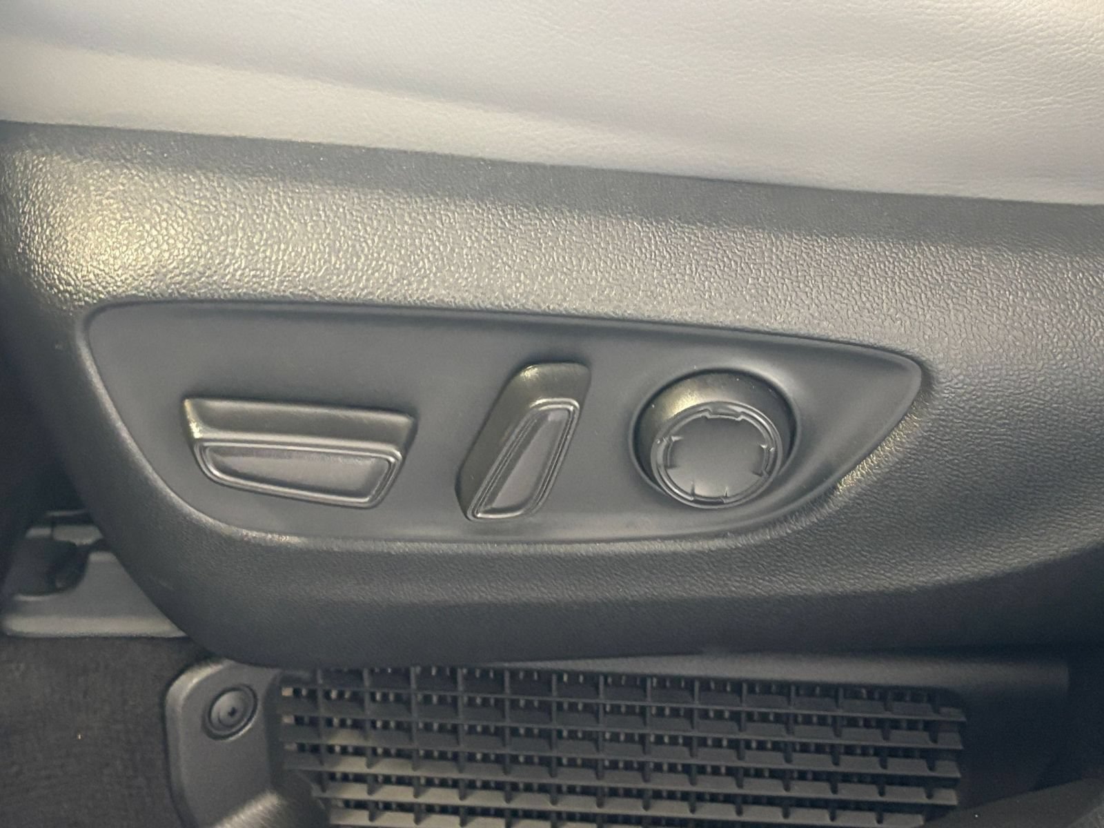 Used 2025 Toyota Sienna XLE FWD image 21