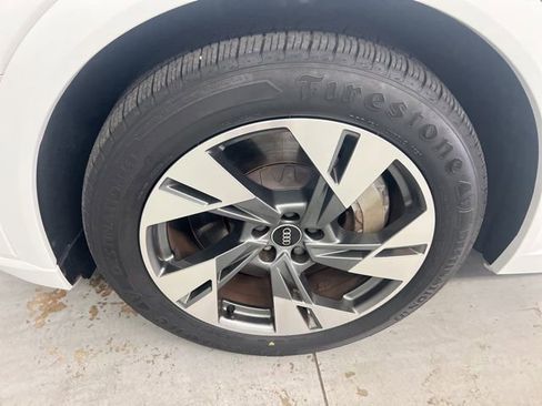 Used 2021 Audi e-tron Premium Plus w/ Premium Plus Package image 28