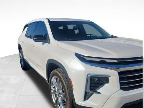 Certified 2025 Chevrolet Traverse LT image 1