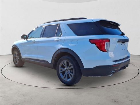 Used 2021 Ford Explorer XLT w/ Equipment Group 202A image 7