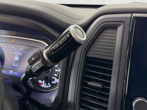 Used 2024 Nissan Titan SV image 17