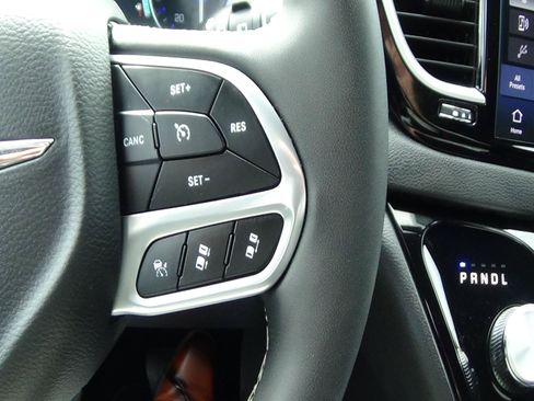 Certified 2025 Chrysler Pacifica Select FWD image 22
