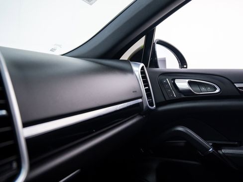 Certified 2017 Porsche Cayenne Platinum Edition image 24