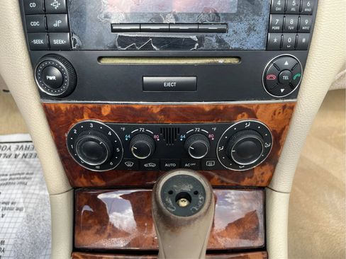 Used 2005 Mercedes-Benz CLK 320 Cabriolet image 28