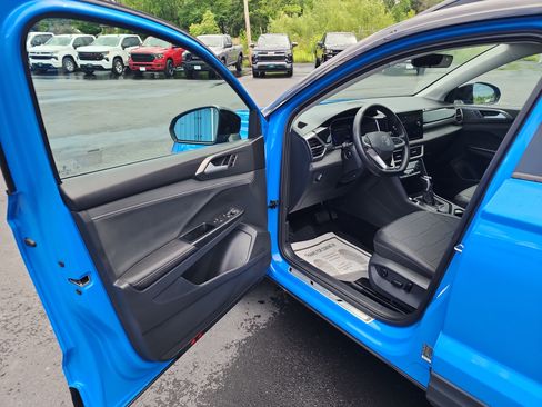 Used 2025 Volkswagen Taos SE AWD/4WD image 10