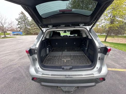 Used 2022 Toyota Highlander LE AWD/4WD image 10