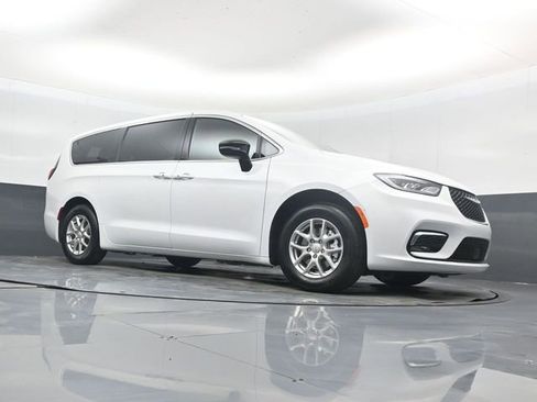 New 2026 Chrysler Pacifica Select FWD image 39