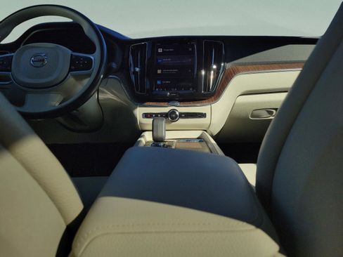 Used 2022 Volvo XC60 B5 Momentum w/ Protection Package Premier image 8