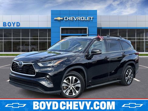 Used 2022 Toyota Highlander XLE AWD/4WD image 1