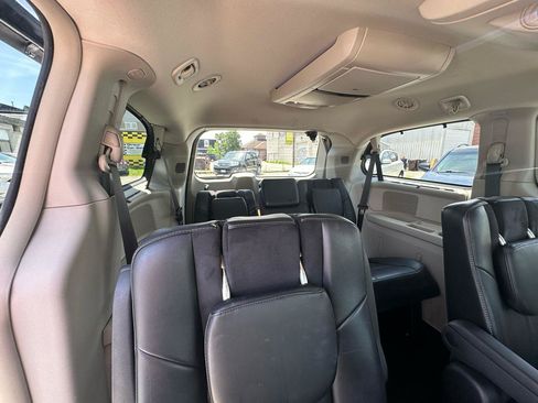 Used 2015 Chrysler Town & Country Limited Platinum FWD image 16