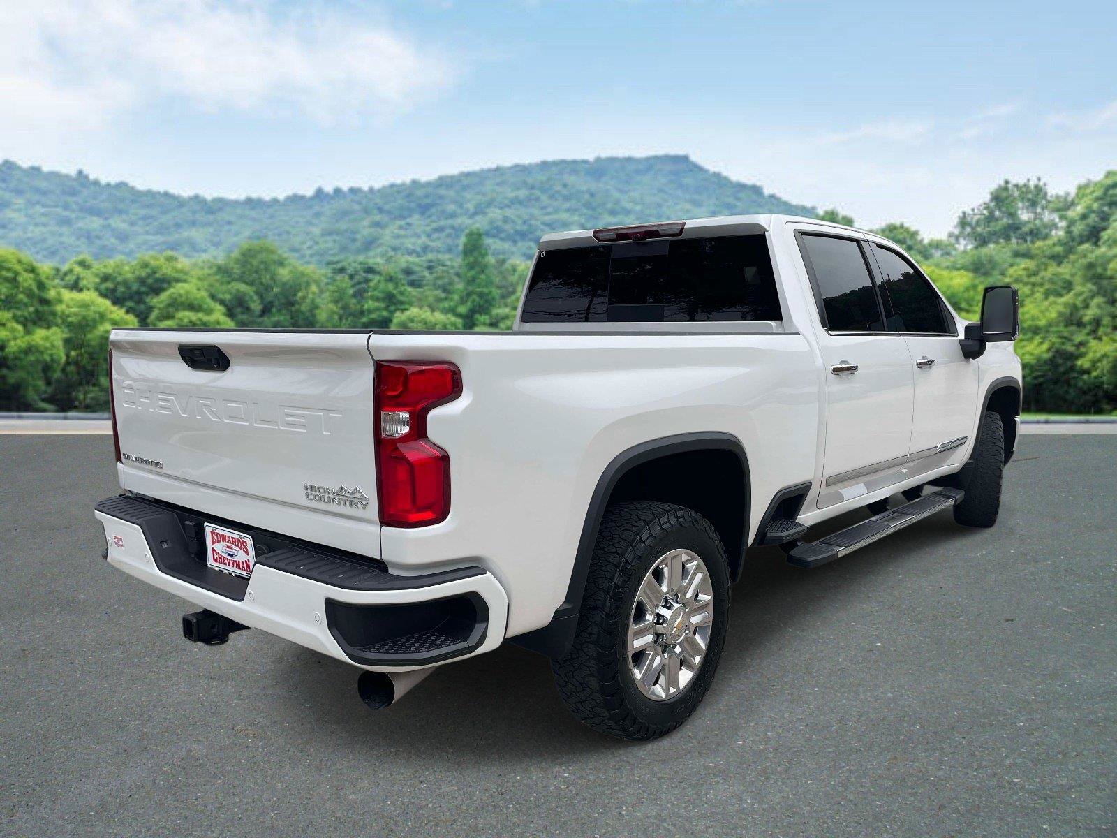 Used 2024 Chevrolet Silverado 2500 High Country w/ Technology Package AWD/4WD image 3