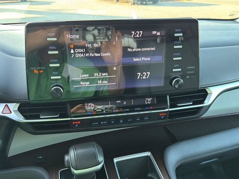 Used 2023 Toyota Sienna XLE FWD image 21