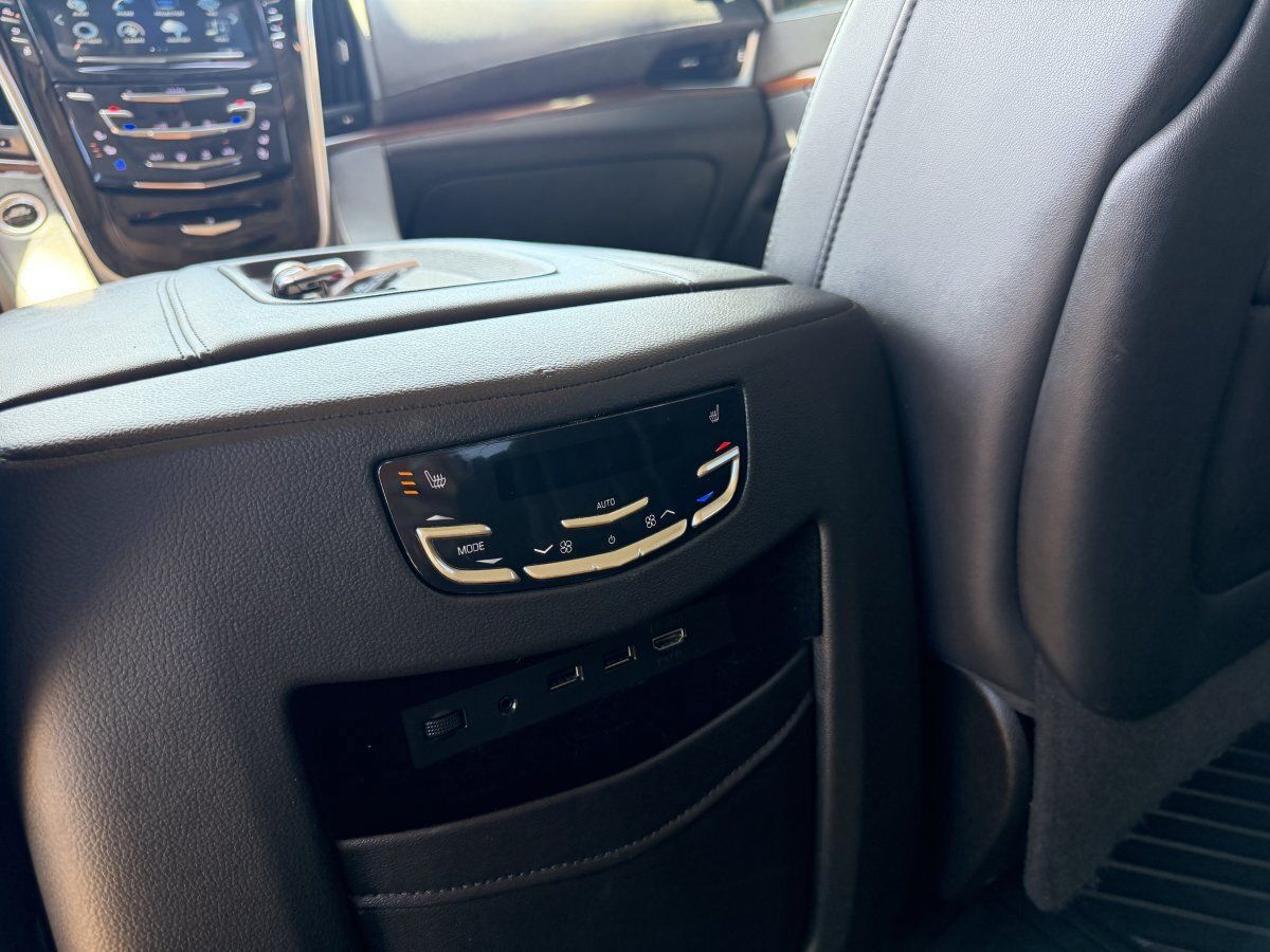 Used 2019 Cadillac Escalade Premium Luxury AWD/4WD image 24