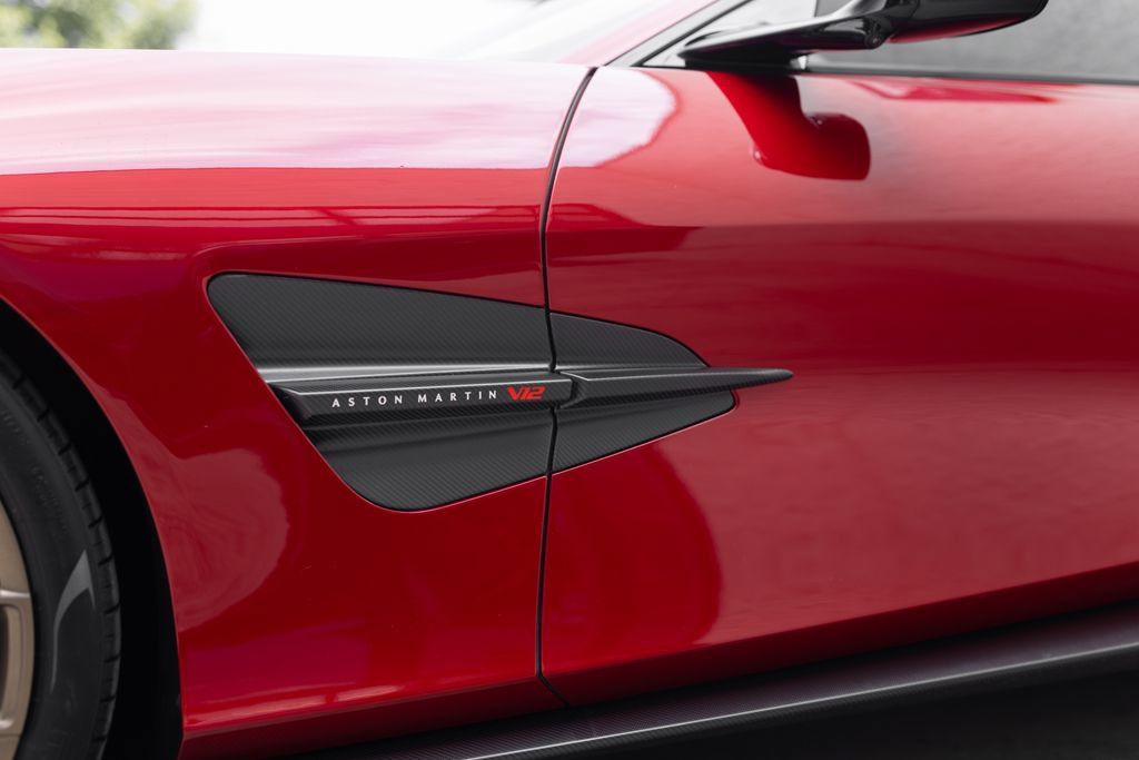 Used 2025 Aston Martin Vanquish RWD image 19