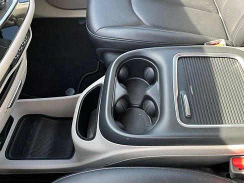 Used 2024 Chrysler Pacifica Touring-L image 25