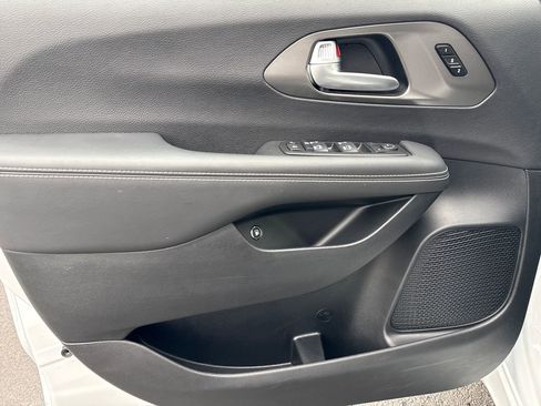 Used 2025 Chrysler Pacifica Select w/ Uconnect Theater Family Group image 19