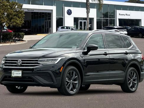 Used 2023 Volkswagen Tiguan SE w/ Panoramic Sunroof Package FWD image 8