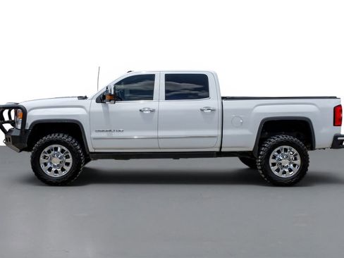 Used 2015 GMC Sierra 2500 Denali w/ Duramax Plus Package AWD/4WD image 9