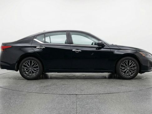 Used 2025 Nissan Altima 2.5 SV image 11