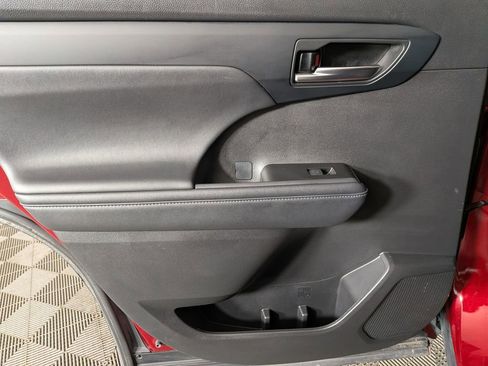 Used 2021 Toyota Highlander XLE image 32