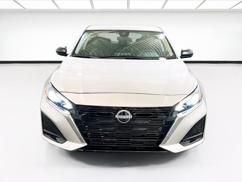 Used 2025 Nissan Altima 2.5 SV FWD image 2