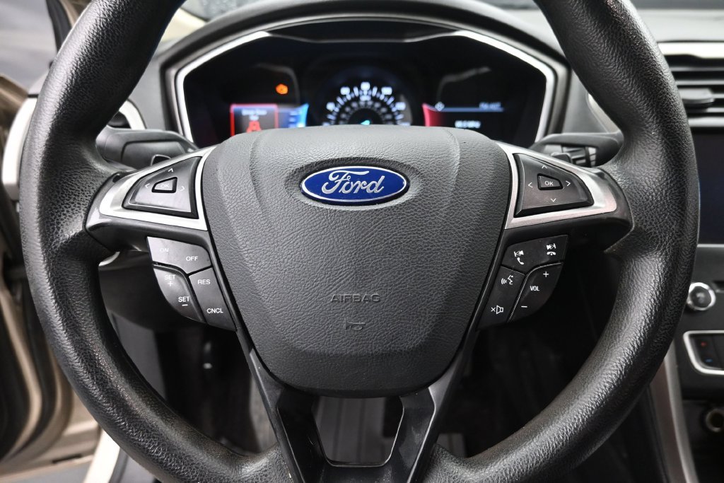Used 2017 Ford Fusion SE w/ Fusion SE Technology Package FWD image 17